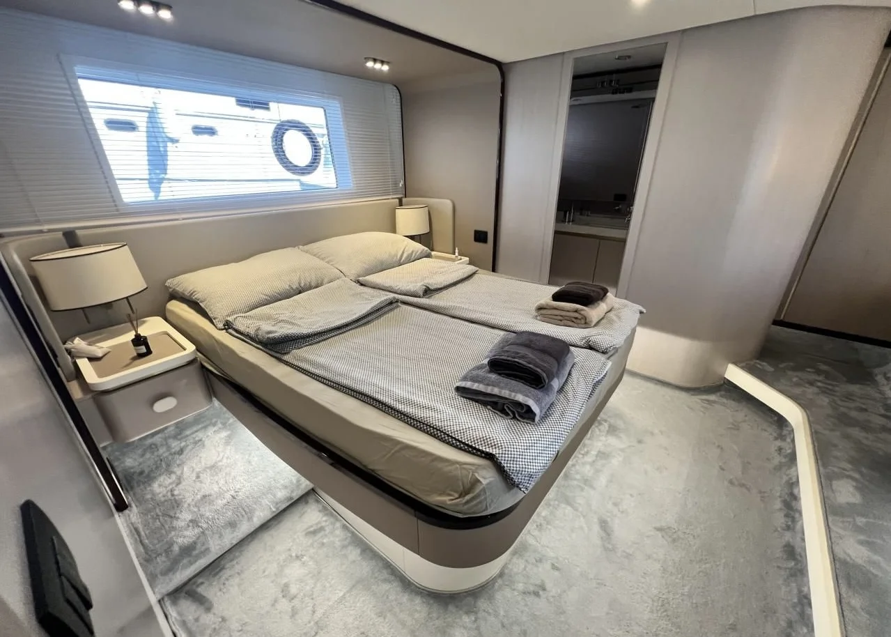 Azimut 60 — proa
