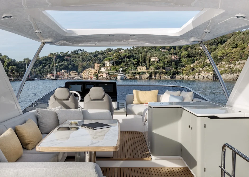 Azimut 60 — interior