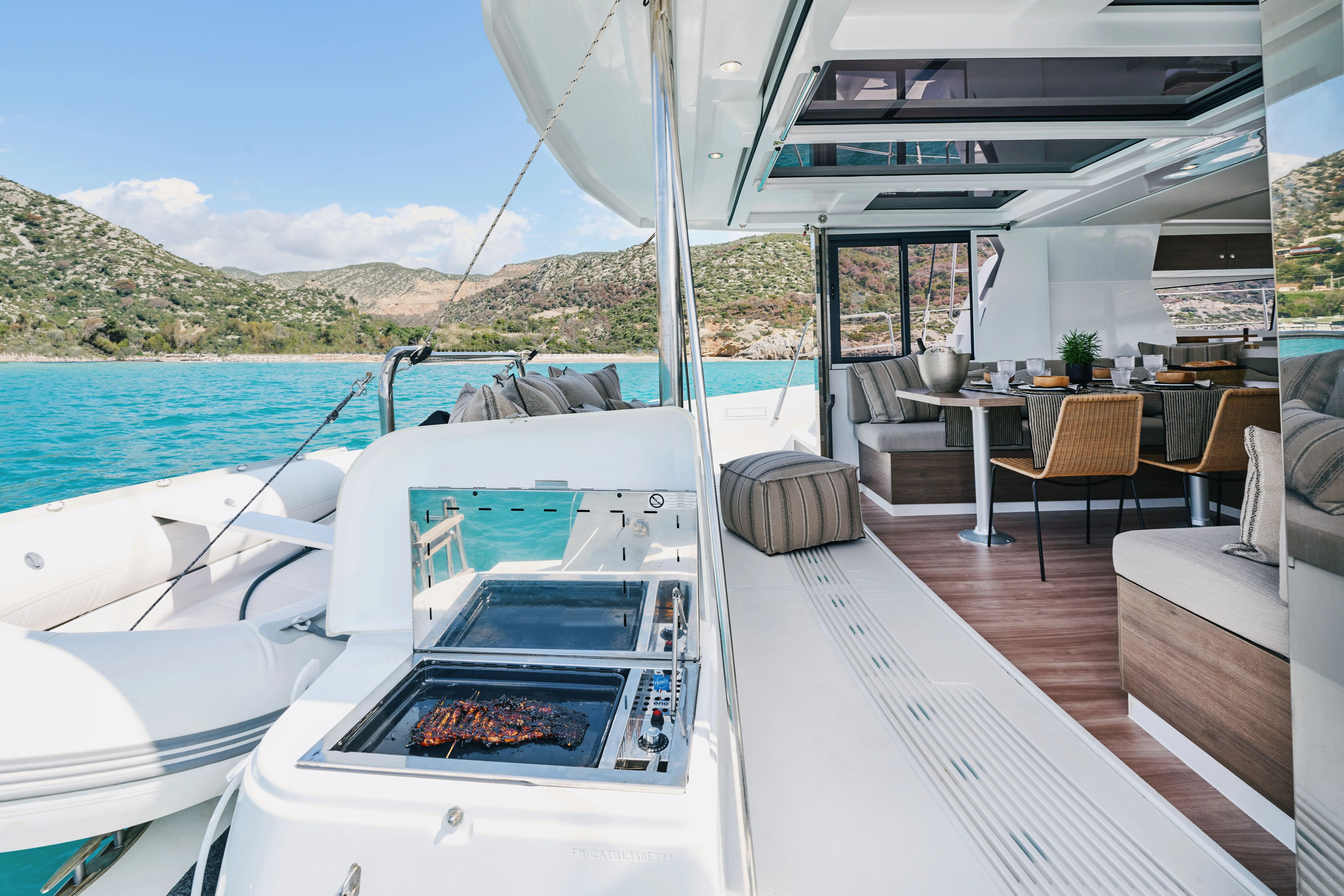 Cubierta del catamarán Bali 4.2 Manuela en Barcelona
