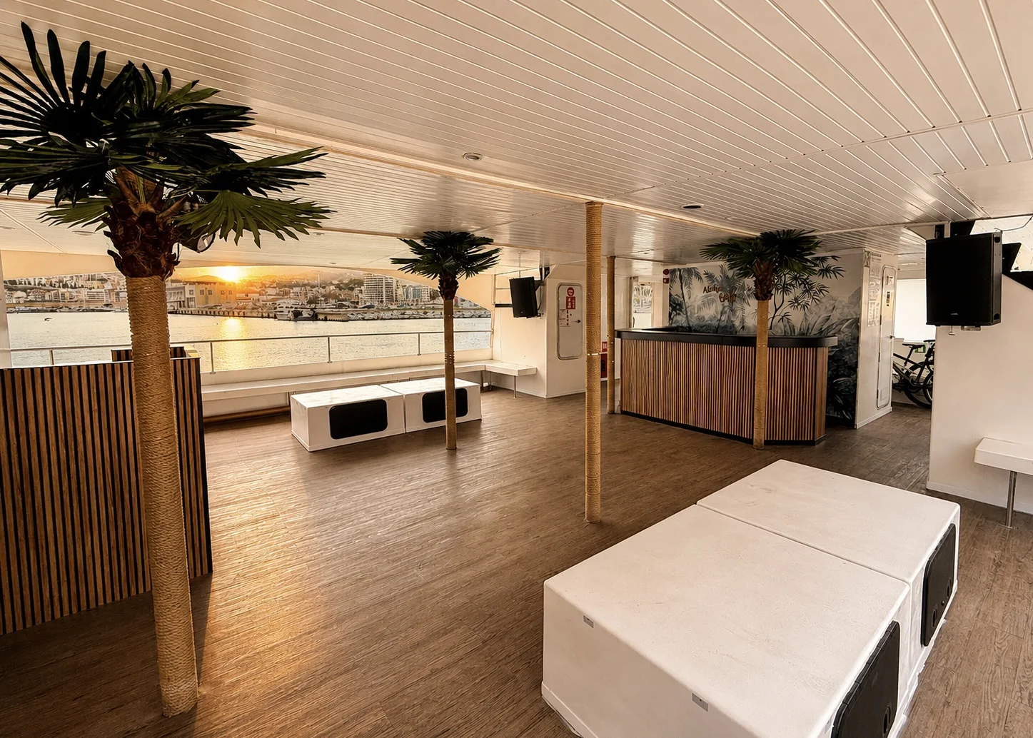 Catamarán Cala San Vicente — interior