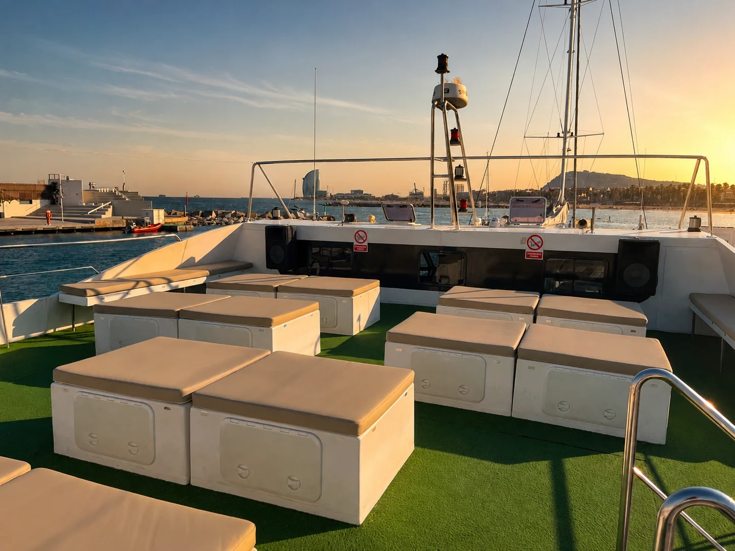 Catamarán Cala San Vicente — zona de descanso