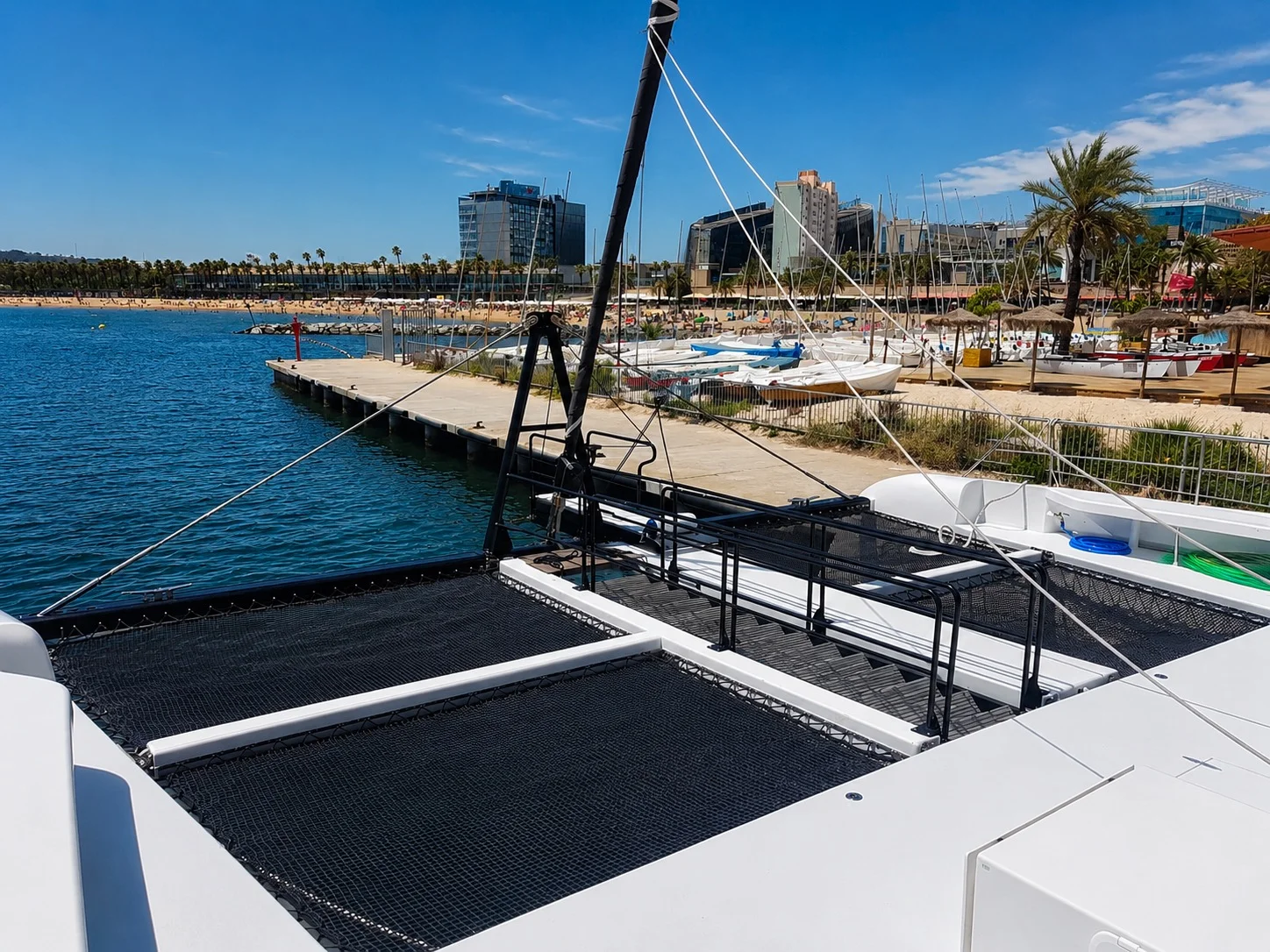 Catamarán Cat 115 — popa