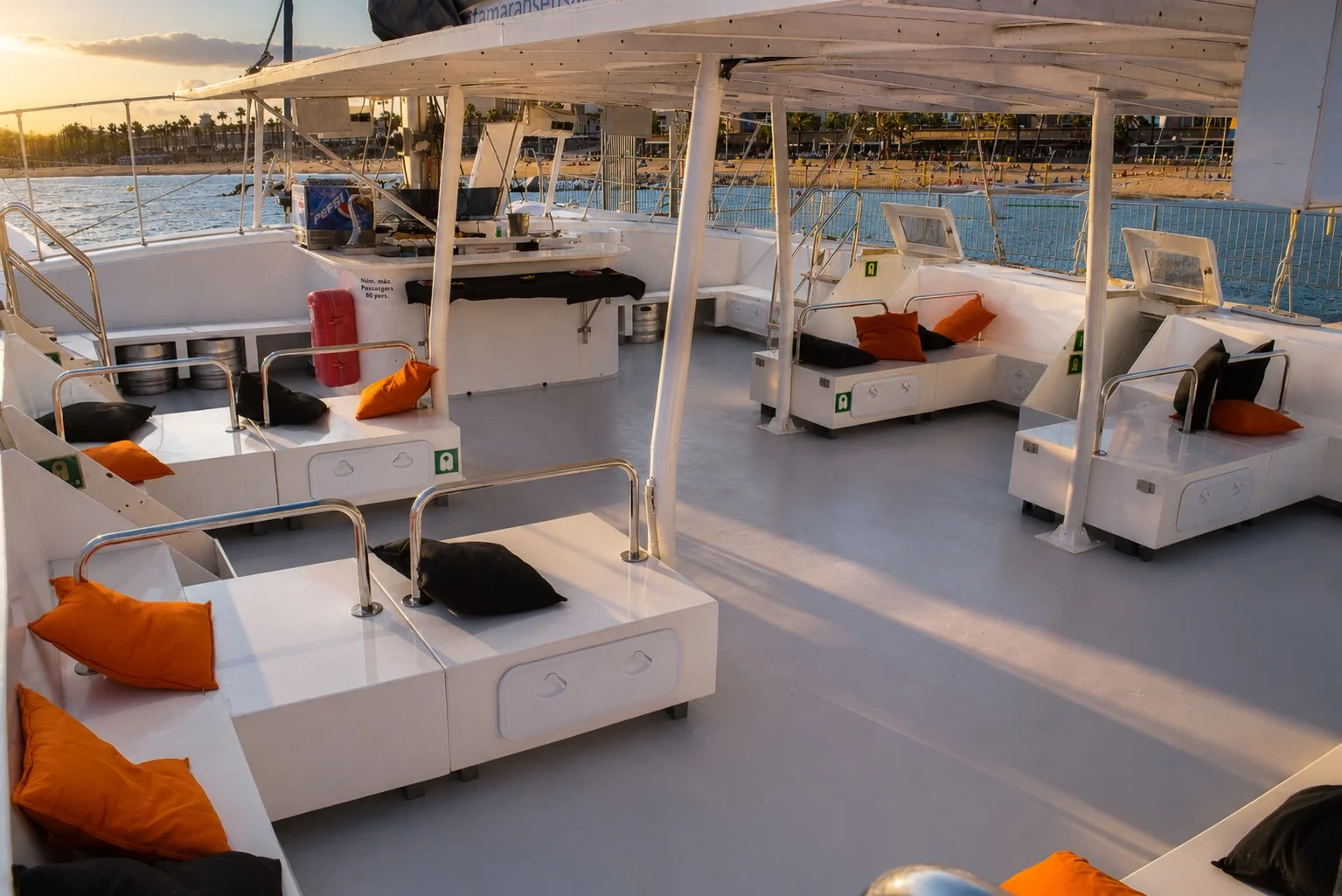 Catamarán Cat-80 — cubierta
