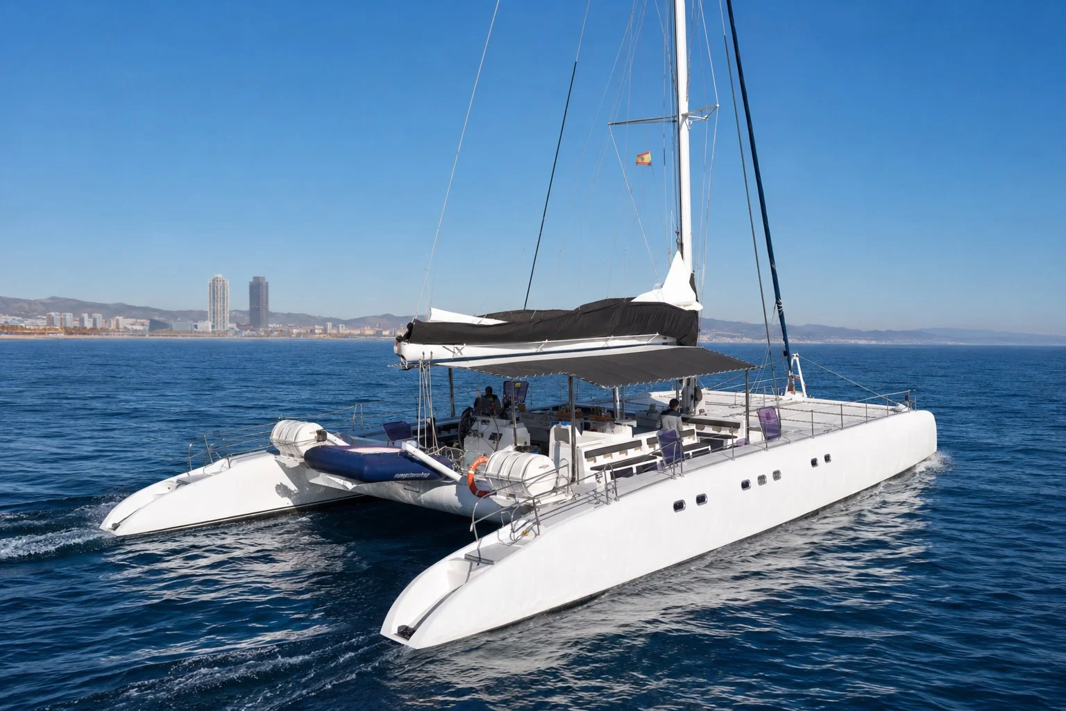 Catamarán Cat-100 — cubierta