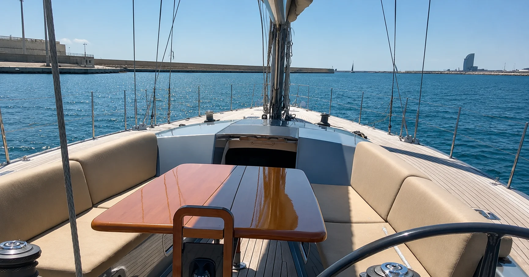 Maxi Dolphin 65 — cubierta