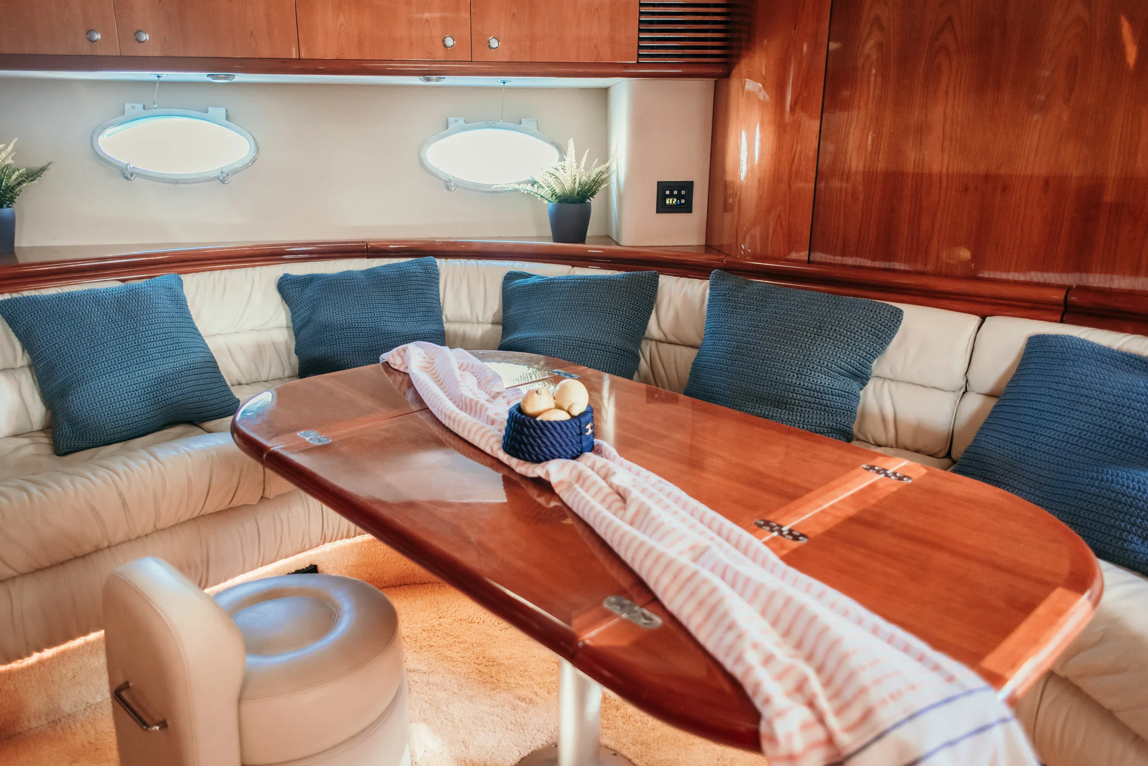 Sunseeker Predator 60 — saloon